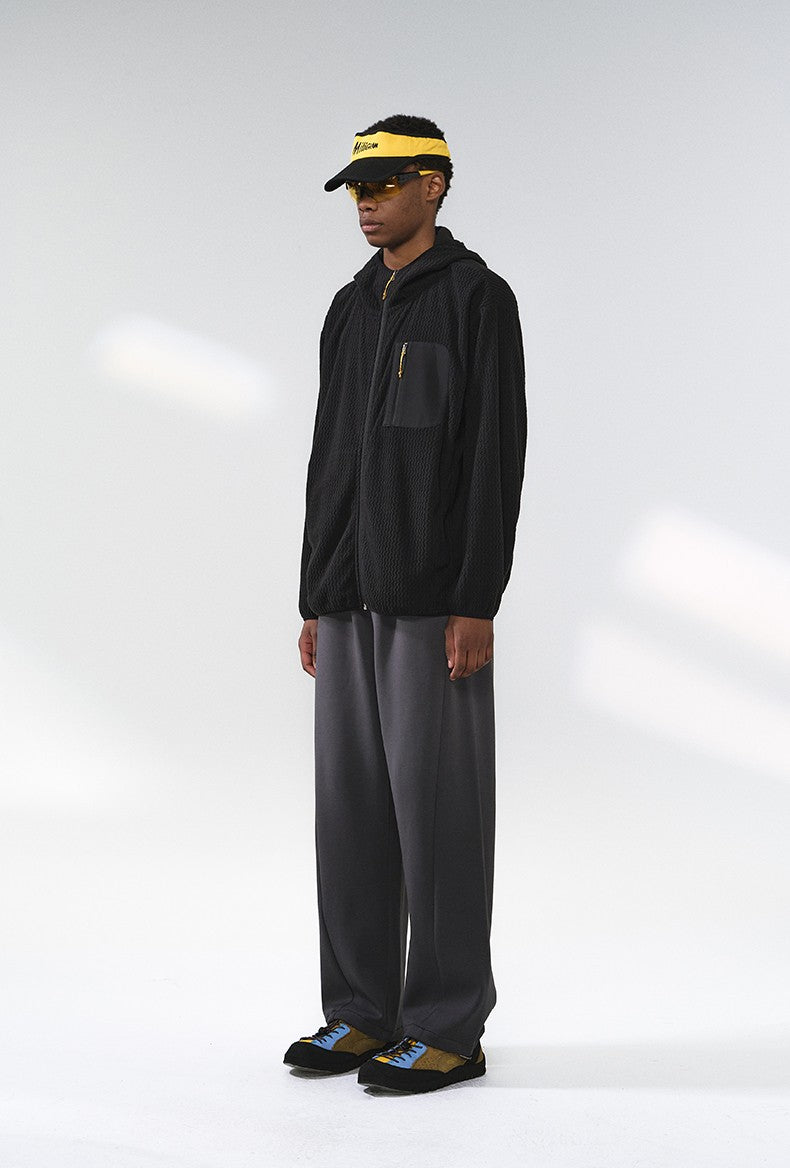 Modelo con Wave Fleece Hooded Jacket Black, vista lateral