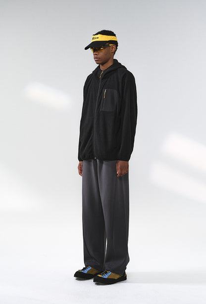 Modelo con Wave Fleece Hooded Jacket Black, vista lateral