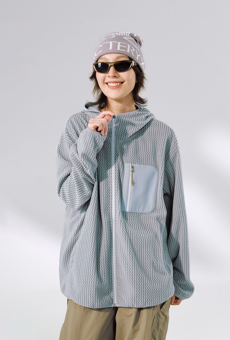 Wave Fleece Hooded Jacket Dusty Blue abierta, bolsillo en el pecho