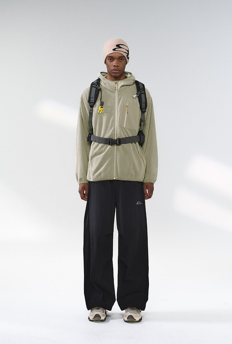 Modelo con Wave Fleece Hooded Jacket Khaki y mochila
