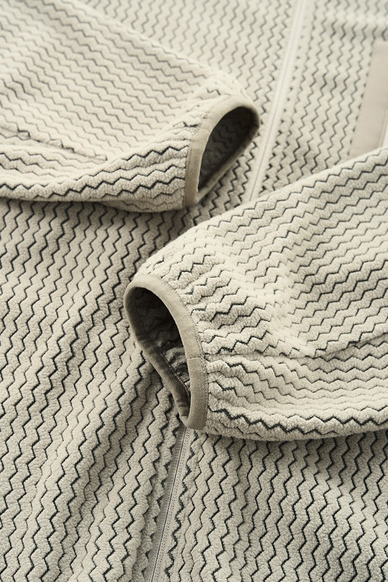 Detalle de puño elástico y textura de ondas